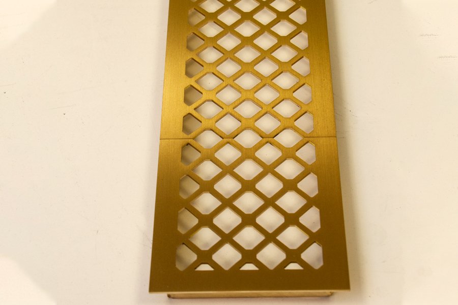 Вентиляционная декоративная решетка с геометрическим орнаментом