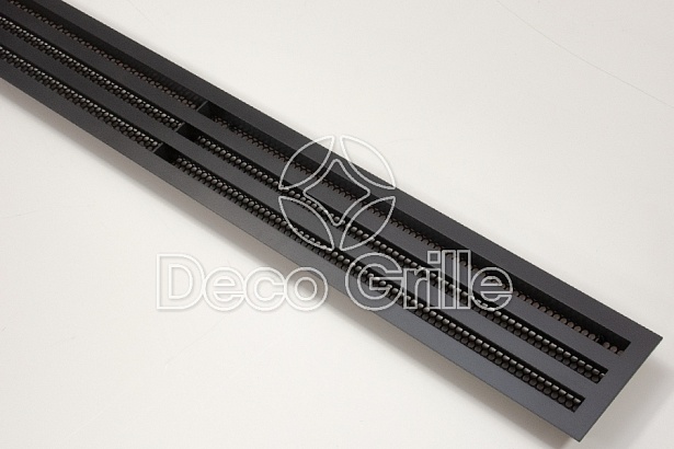 Черная решетка с ламелями из окрашенной стали